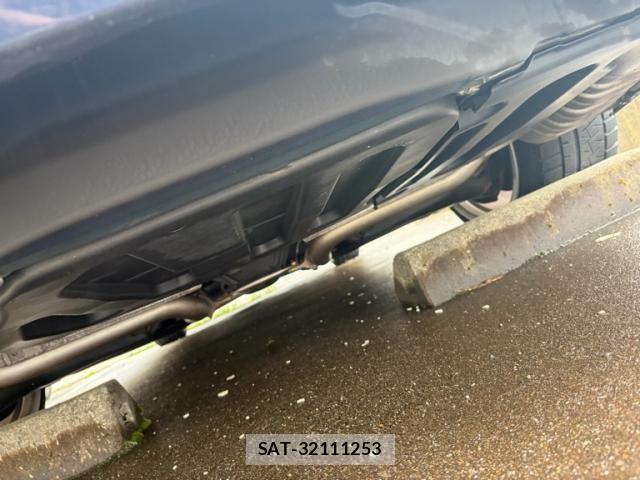 Mercedes Benz E-CLASS 2012-02 2100063-5