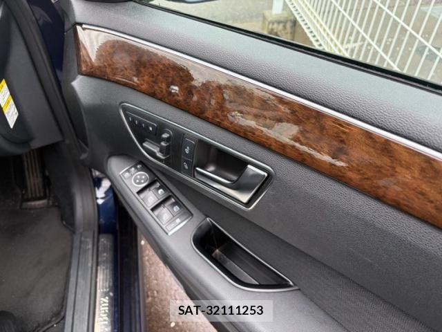 Mercedes Benz E-CLASS 2012-02 2100063-8