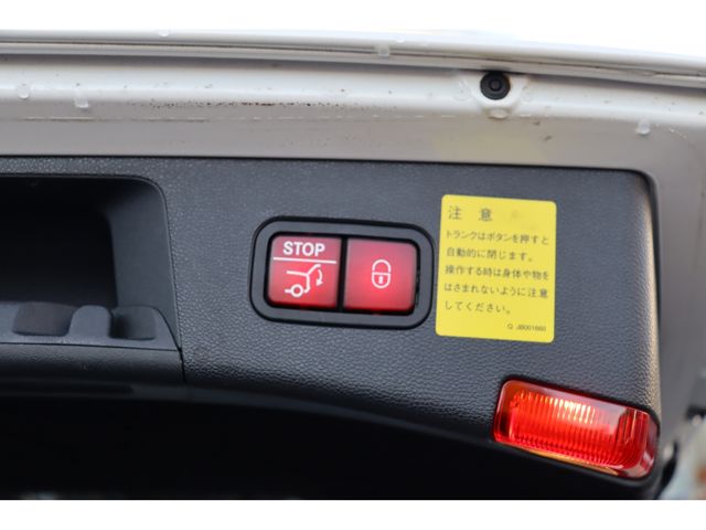Mercedes Benz E-CLASS 2014-01 1464114-17