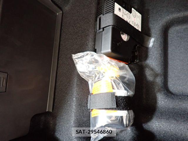 Mercedes Benz E-CLASS 2022-03 6613171-24