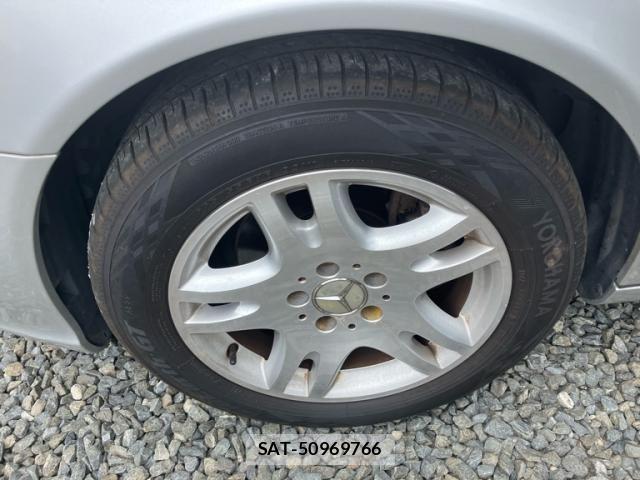 Mercedes Benz E-CLASS 2004-06 8208660-8