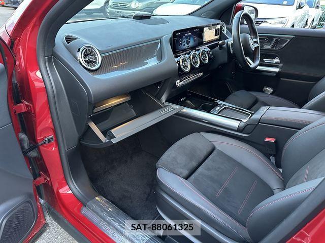 Mercedes Benz GLA-CLASS 2024-06 2082652-12