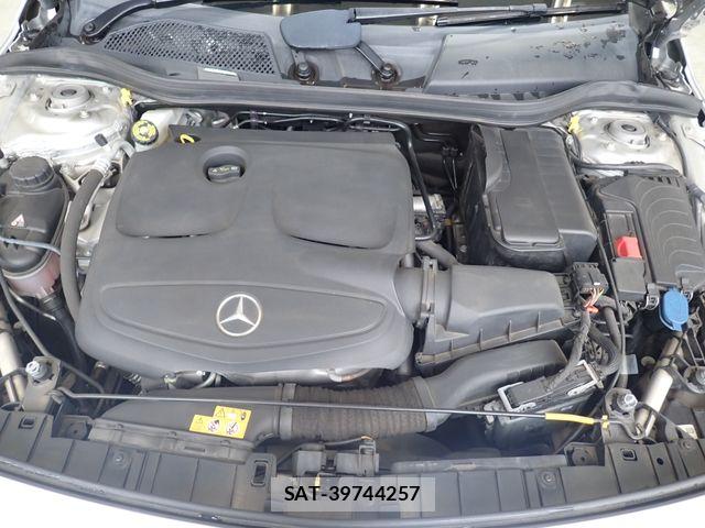 Mercedes Benz GLA-CLASS 2018-06 7877706-25