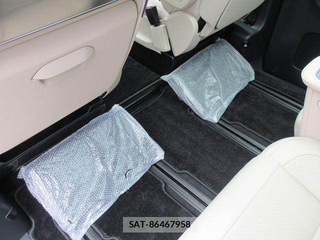 Mercedes Benz V-CLASS 2025-04 1257922-14