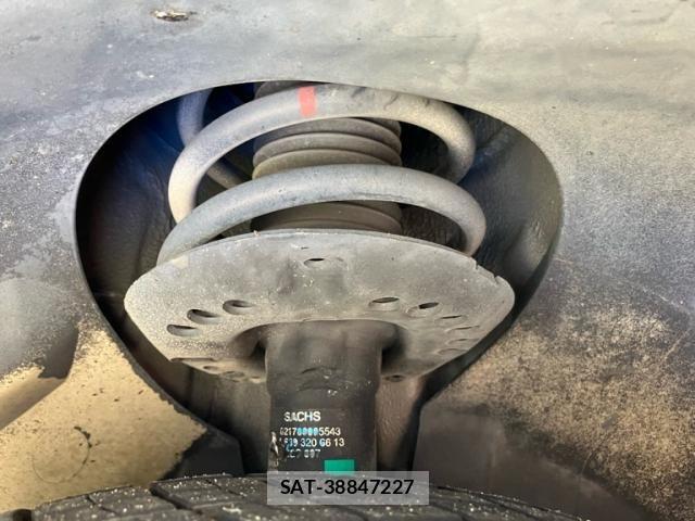 Mercedes Benz V-CLASS 2013-04 8830313-12