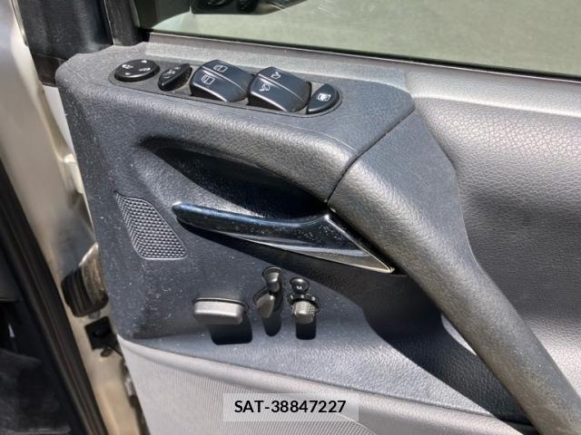 Mercedes Benz V-CLASS 2013-04 8830313-21