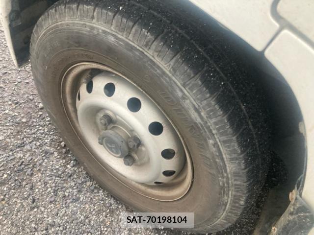 Mitsubishi MINICAB TRUCK 2000-01 8100479-10