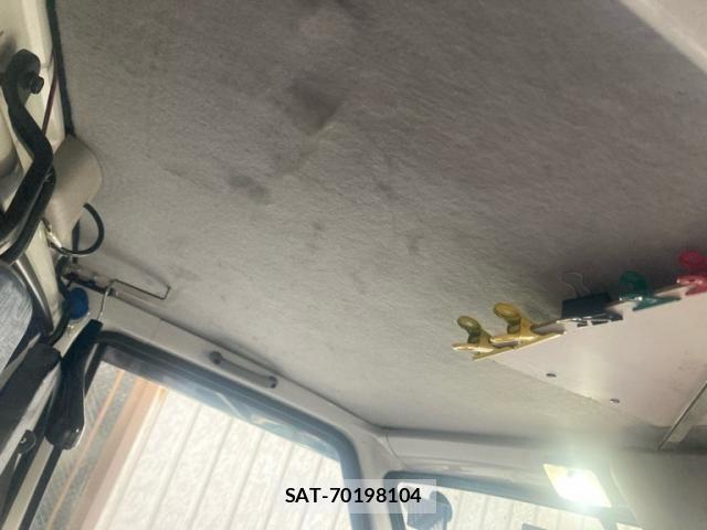 Mitsubishi MINICAB TRUCK 2000-01 8100479-17