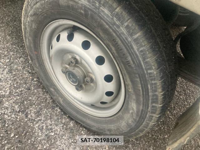 Mitsubishi MINICAB TRUCK 2000-01 8100479-8