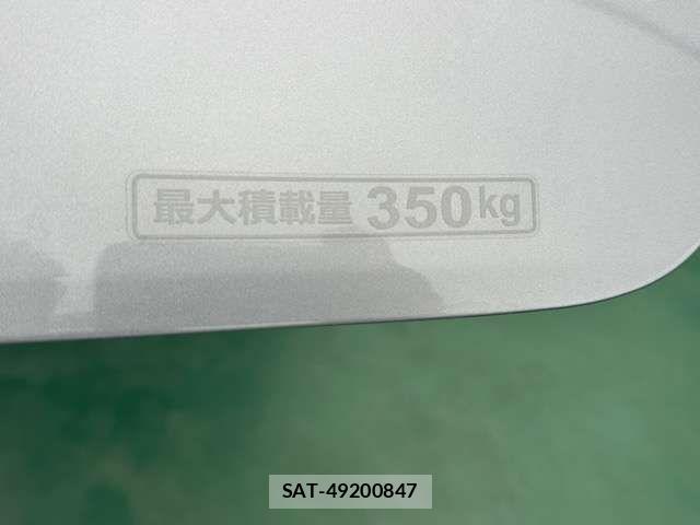 Honda N-VAN 2025-10 8881387-11