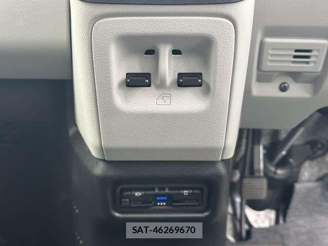 Honda N-VAN e: 2025-05 8037429-12