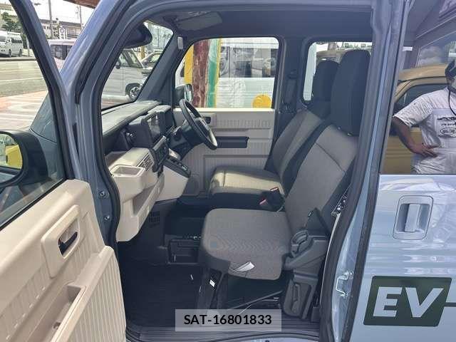 Honda N-VAN e: 2025-02 8209380-4