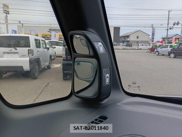 Honda N BOX 2017-03 6683912-29
