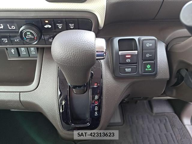 Honda N BOX 2023-08 7059796-14