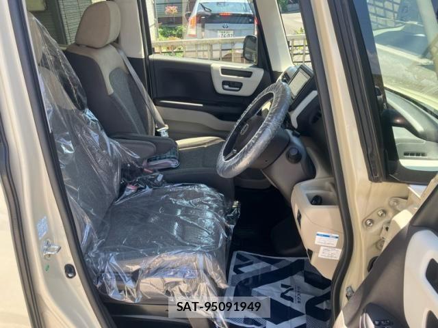 Honda N BOX 2018-03 7456154-10