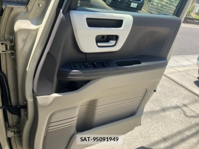 Honda N BOX 2018-03 7456154-13