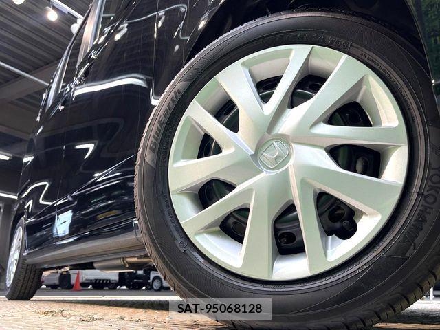 Honda N BOX 2025-10 8208905-12