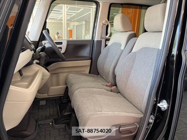Honda N BOX 2018-04 8744496-16