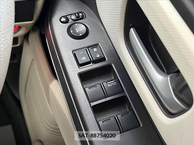 Honda N BOX 2018-04 8744496-29