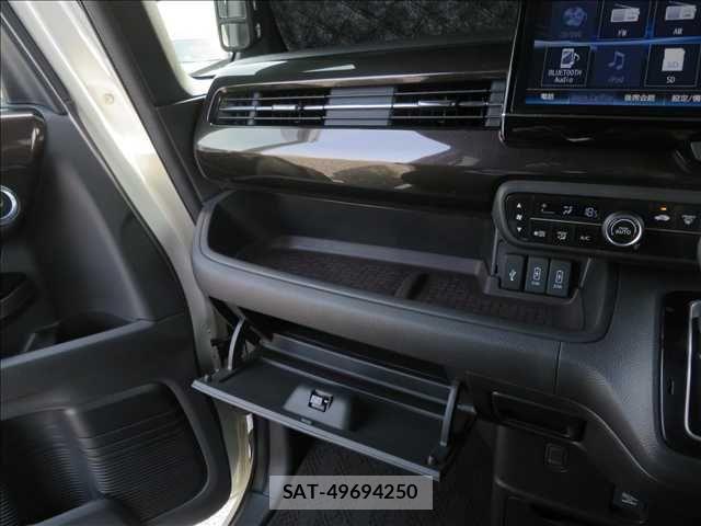 Honda N BOX CUSTOM 2018-03 6682780-12