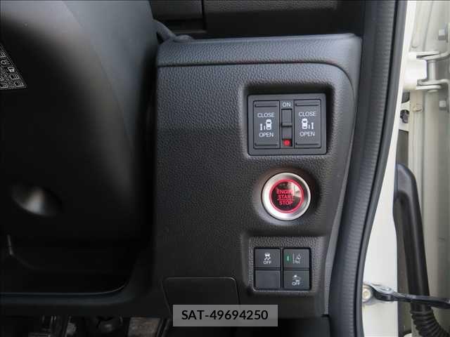 Honda N BOX CUSTOM 2018-03 6682780-13