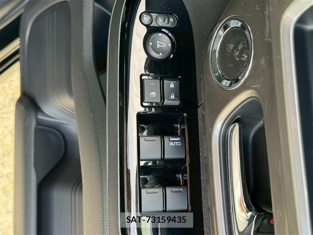 Honda N BOX CUSTOM 2023-03 7562533-18