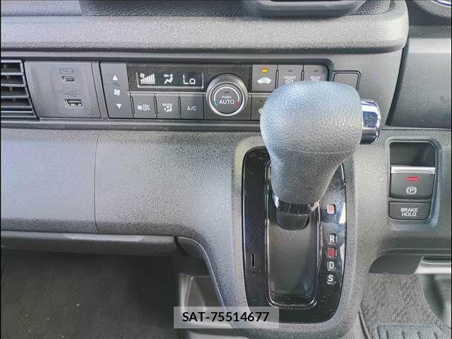 Honda N BOX CUSTOM 2024-03 8209067-11