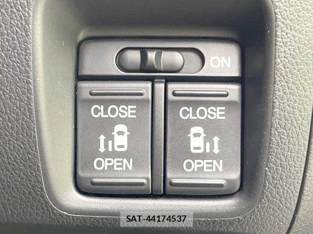 Honda N BOX CUSTOM 2017-03 8367632-2