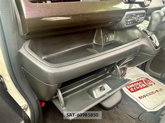 Honda N BOX CUSTOM 2017-11 8458058-18