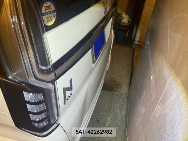 Honda N BOX CUSTOM 2018-04 8485814-1