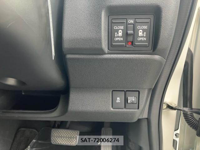 Honda N BOX CUSTOM 2023-10 8526097-11