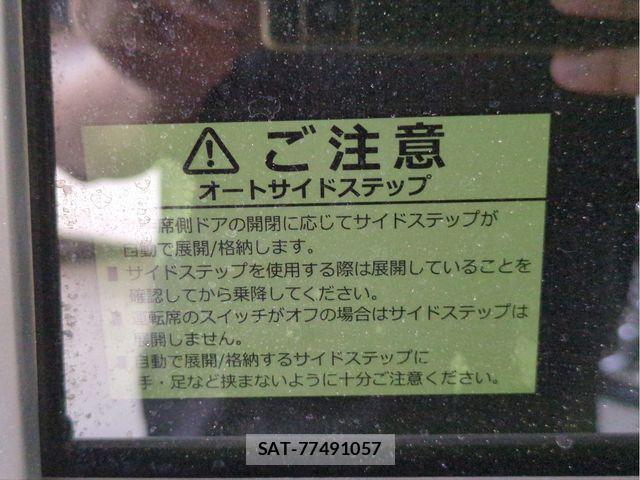 Honda N BOX CUSTOM 2018-03 8744685-21