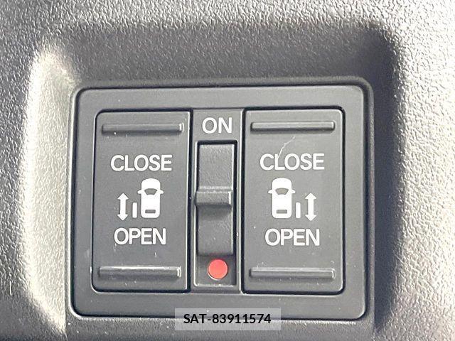 Honda N BOX CUSTOM 2023-10 8881089-2