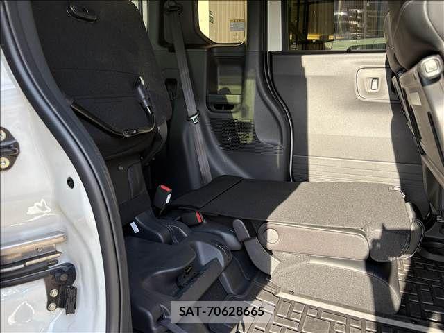 Honda N BOX CUSTOM 2024-02 8881092-11