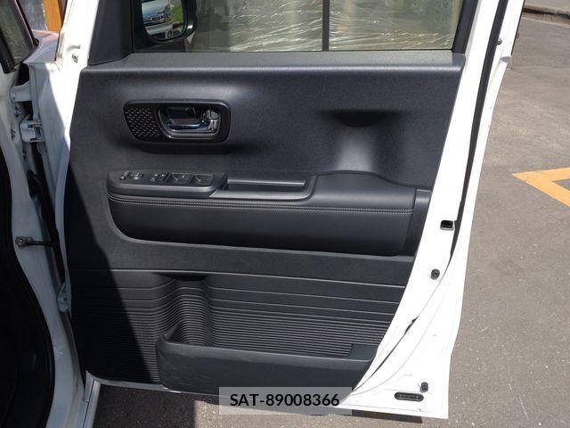 Honda N BOX CUSTOM 2023-11 6791322-27