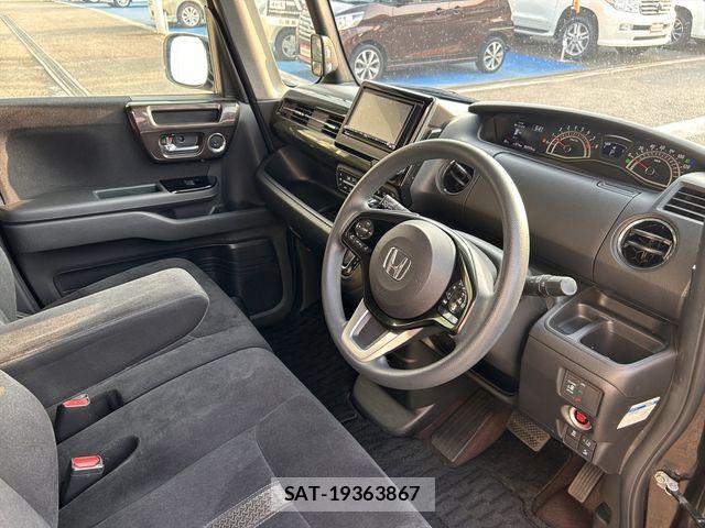 Honda N BOX CUSTOM 2018-02 8209131-12