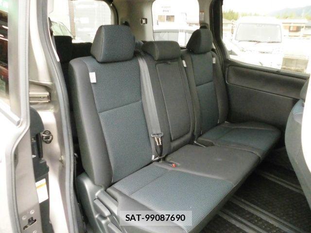 Toyota NOAH 2018-05 1017487-13