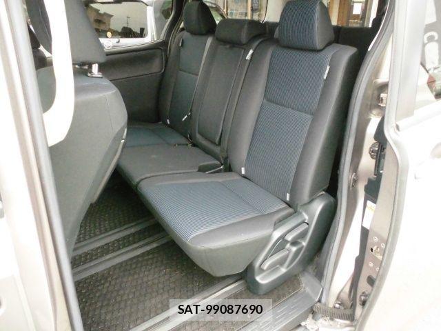 Toyota NOAH 2018-05 1017487-14