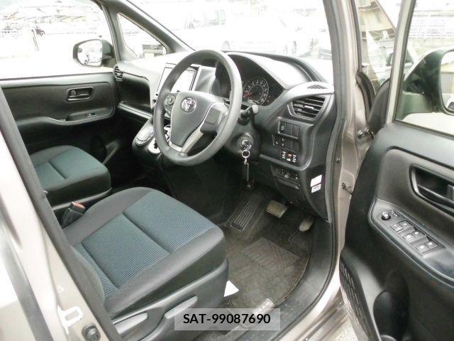 Toyota NOAH 2018-05 1017487-1