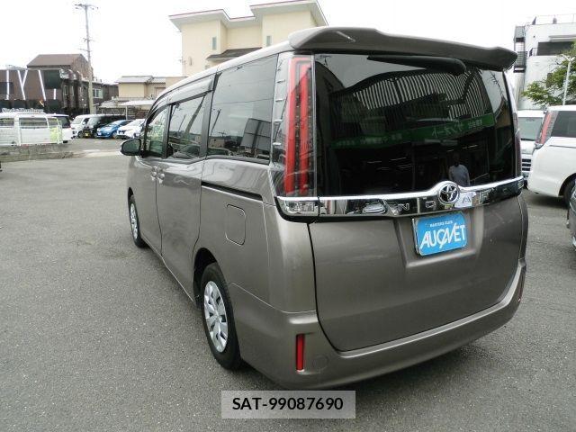 Toyota NOAH 2018-05 1017487-2