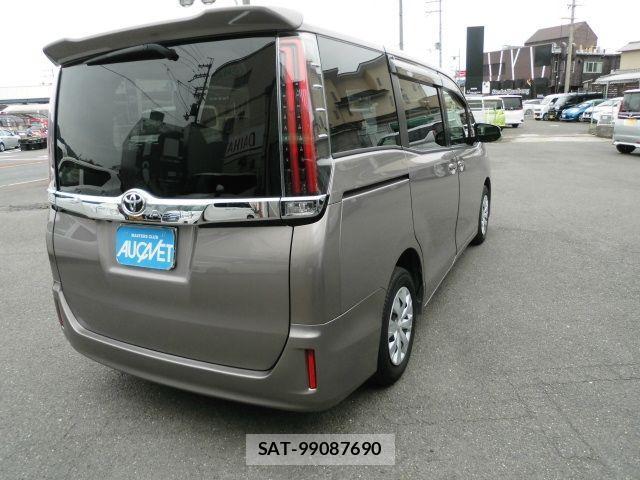 Toyota NOAH 2018-05 1017487-4