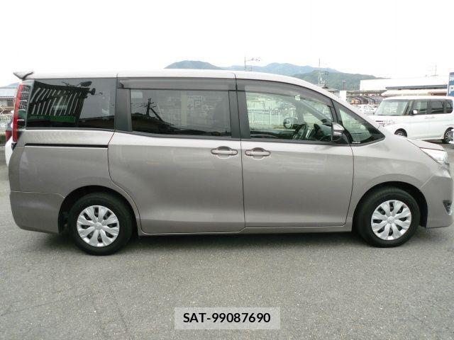Toyota NOAH 2018-05 1017487-6
