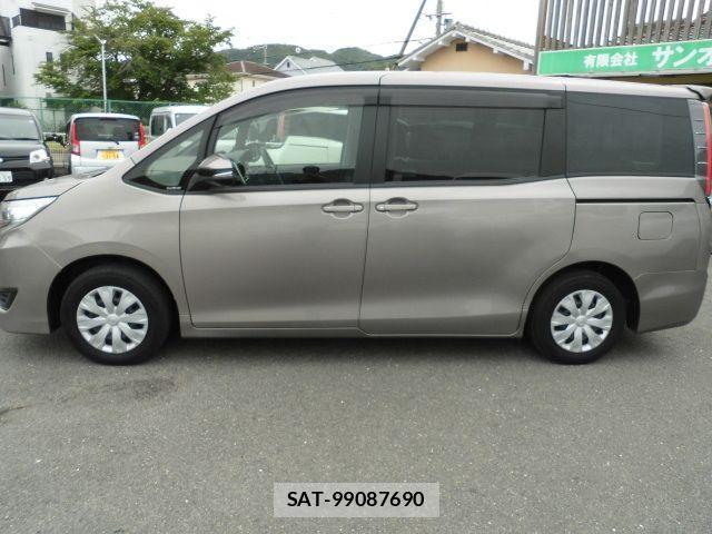 Toyota NOAH 2018-05 1017487-7