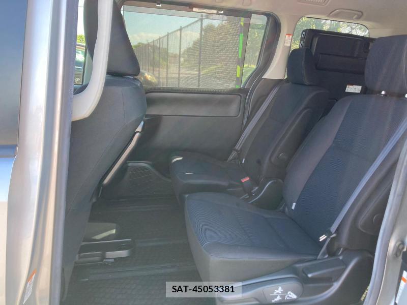 Toyota NOAH 2018 1289513-9