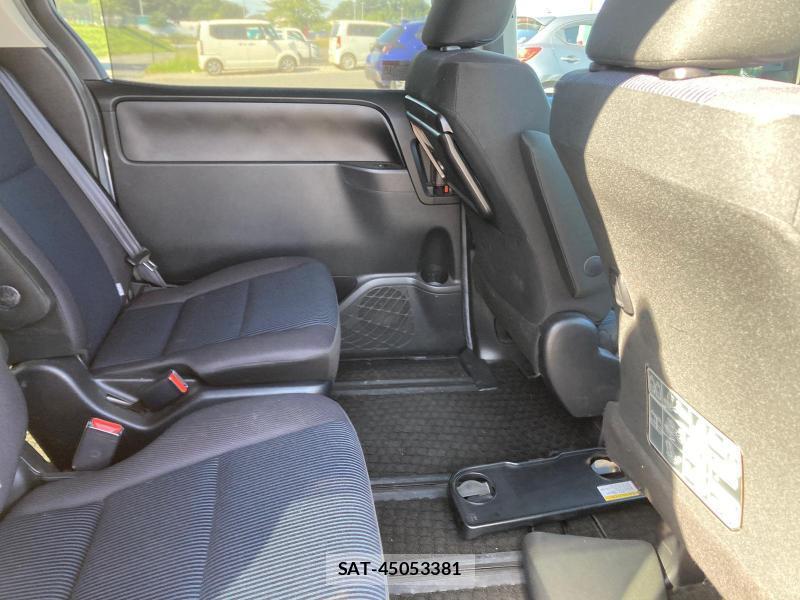 Toyota NOAH 2018 1289513-8