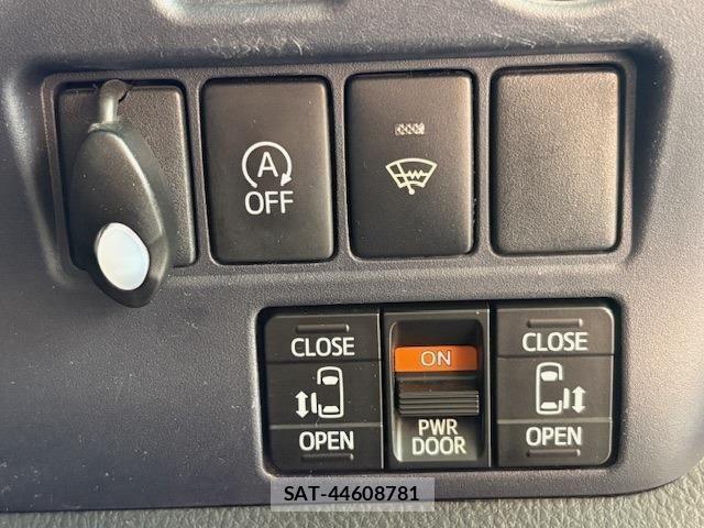 Toyota NOAH 2015-01 1303369-23