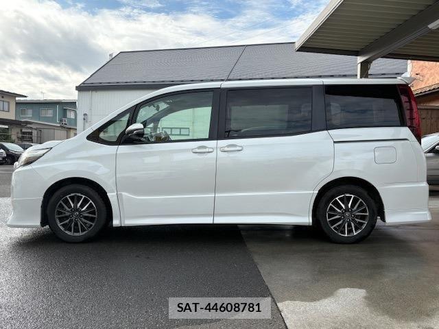 Toyota NOAH 2015-01 1303369-3