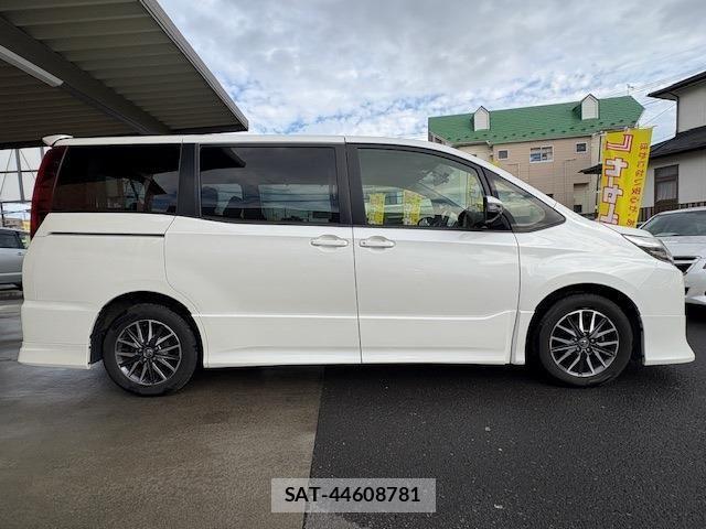 Toyota NOAH 2015-01 1303369-4