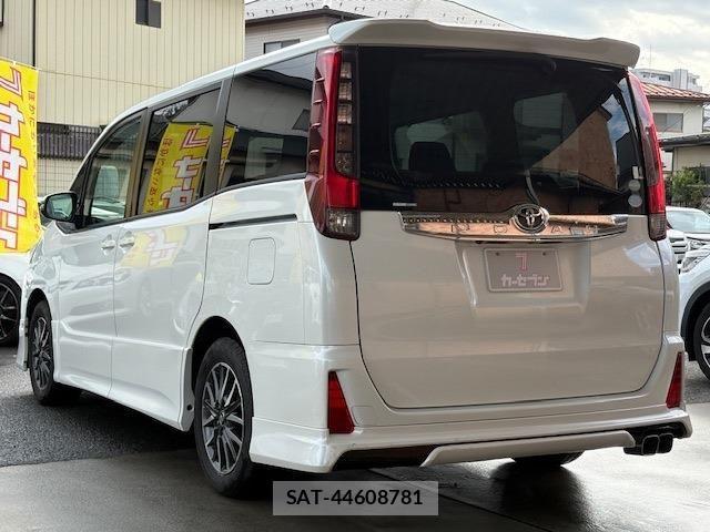 Toyota NOAH 2015-01 1303369-5