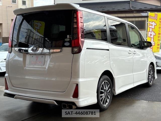Toyota NOAH 2015-01 1303369-6
